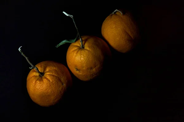 Три Апельсина Черном Фоне — стоковое фото