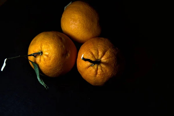 Три Апельсини Чорному Тлі — стокове фото