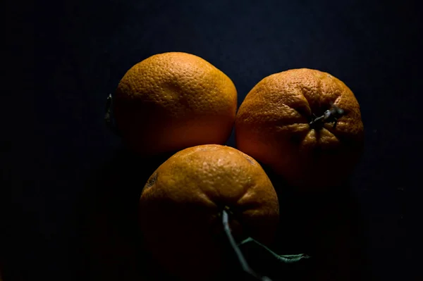 Три Апельсина Черном Фоне — стоковое фото