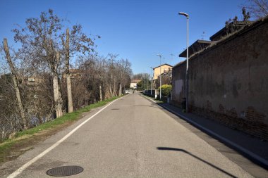 Güneşli bir günde kırsal kesimde bir körfezin kıyısında yol
