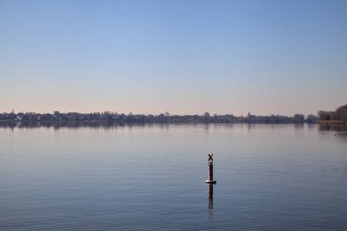 Güneşli bir günde şamandıralı göl