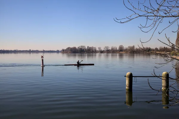 Canot Sur Lac Avec Bouées Par Une Journée Ensoleillée — Photo