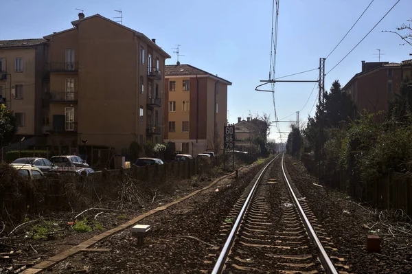 Açık Bir Günde Bir Yerleşim Bölgesinde Demiryolu Hattı — Stok fotoğraf