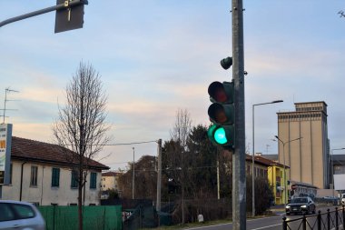 Arkaplan olarak gün batımında gökyüzü olan trafik ışığı