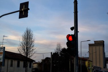Arkaplan olarak gün batımında gökyüzü olan trafik ışığı