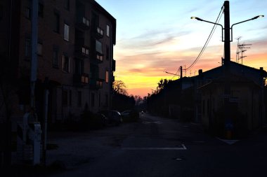 Demiryolu kışın gün batımında gölgede geçiyor.