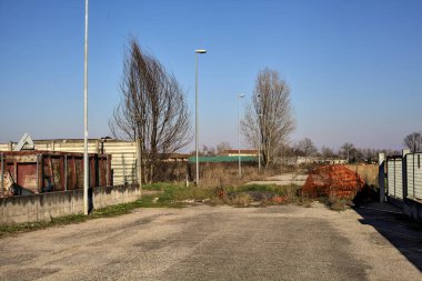 Kırsal kesimdeki binalar arasındaki yol kapalı.