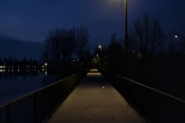 Pasaje Puente Sobre Lago Por Noche Con Farolas — Foto de Stock