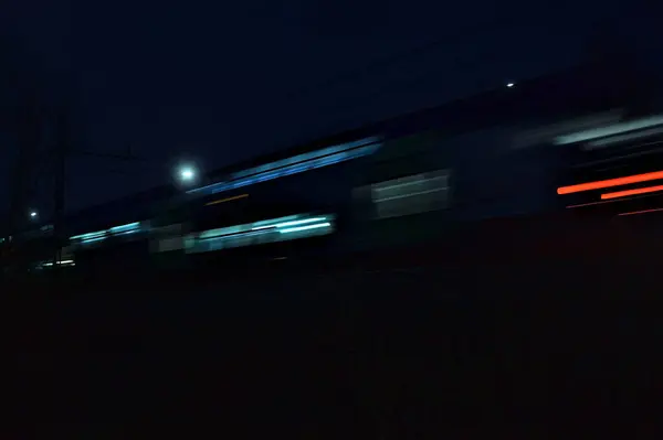 Trein Passeert Naast Een Park Nachts — Stockfoto