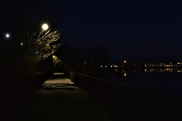 Passage Sur Pont Dessus Lac Nuit Avec Lampadaires — Photo