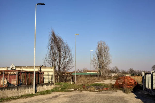 Kırsal kesimdeki binalar arasındaki yol kapalı.