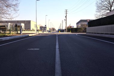 Güneşli bir günde kavşağa çıkan gölgede yol