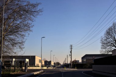 Güneşli bir günde kavşağa çıkan gölgede yol