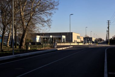 Güneşli bir günde kavşağa çıkan gölgede yol