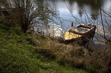 Güneşli bir günde bir gölün körfezinde iskele.