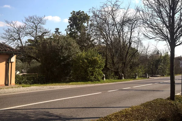 Güneşli Bir Günde Kırsalda Bir Talyan Kasabasında Yol — Stok fotoğraf