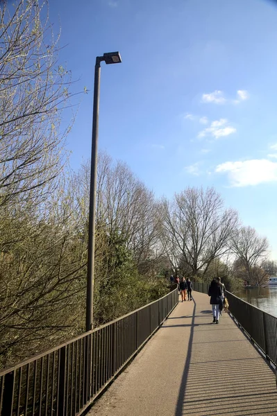 Мост Озере Парке Людьми Гуляющими Солнечный День — стоковое фото
