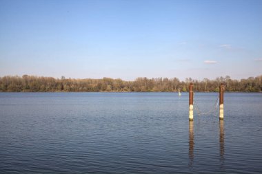 Güneşli bir günde suya yansıyan bir gölde demirlemek.