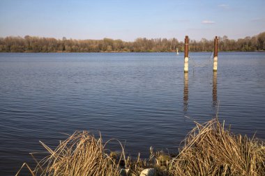 Güneşli bir günde suya yansıyan bir gölde demirlemek.