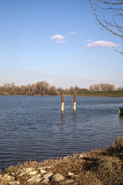 Güneşli bir günde suya yansıyan bir gölde demirlemek.