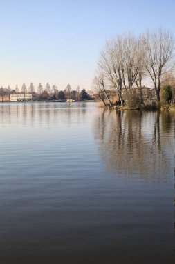 Açık bir günde, güneş tarafından aydınlatılan bir kıyısı olan göl.