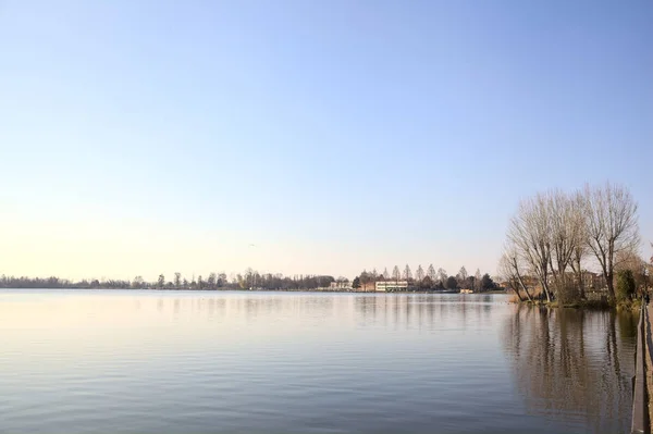在晴朗的日子里 湖面上有一个被太阳照得反光的湖 — 图库照片