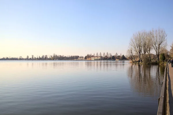 Lago Com Uma Costa Iluminada Pelo Sol Dia Claro — Fotografia de Stock