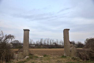 Bulutlu bir günde, alacakaranlıkta pullu bir tarlaya erişim