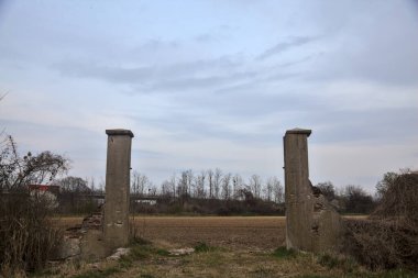 Bulutlu bir günde, alacakaranlıkta pullu bir tarlaya erişim