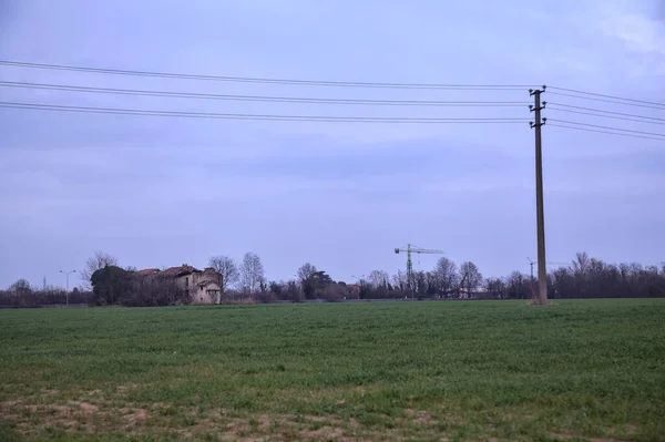 Opuszczony Wiejski Dom Polu Widzianym Daleka Pochmurny Dzień Zmierzchu — Zdjęcie stockowe