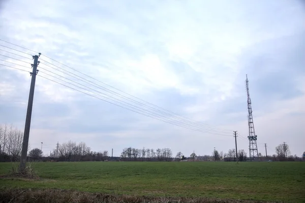 Pěstované Pole Oblačného Dne Soumraku Rádiovou Věží Dálce — Stock fotografie