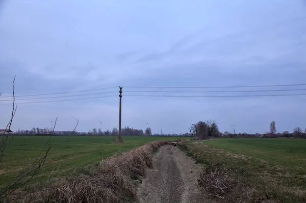 땅거미가지는 날이면 이탈리아 시골의 사이로 흐른다 — 스톡 사진