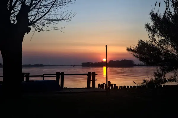 Ufer Eines Sees Mit Schilf Bei Sonnenuntergang — Stockfoto