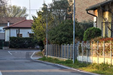 Gün batımında bir yerleşim bölgesinde yol.