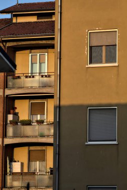 Gün batımında balkon ve pencereli cepheler