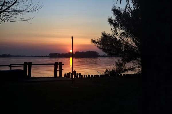 Sonnenuntergang Über Einem Von Schilf Umrahmten See — Stockfoto