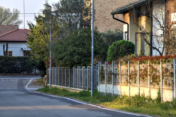 Gün batımında bir yerleşim bölgesinde yol.