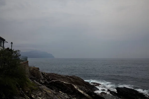 雨と曇りの日に海の崖 — ストック写真