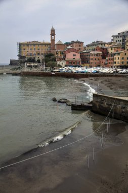 Baharın başındaki bulutlu bir günde Porticciolo di Nervi 'nin panoramik manzarası