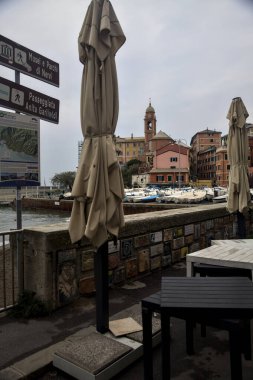 Baharın başındaki bulutlu bir günde Porticciolo di Nervi 'nin panoramik manzarası