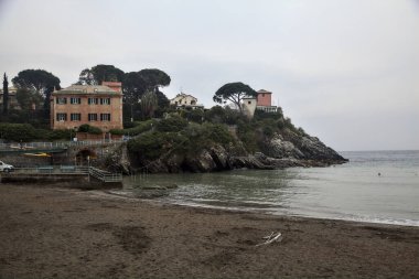 Bulutlu bir günde, deniz kenarında bir kumsalda