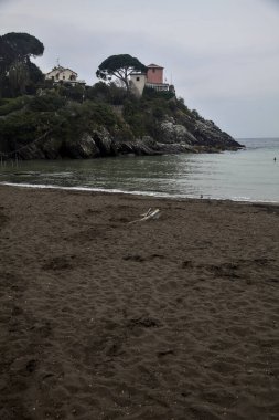 Bulutlu bir günde, deniz kenarında bir kumsalda