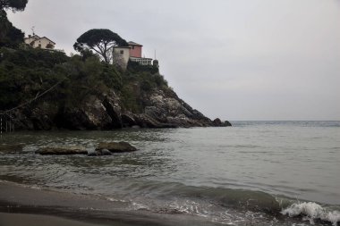 Bulutlu bir günde, deniz kenarında bir kumsalda