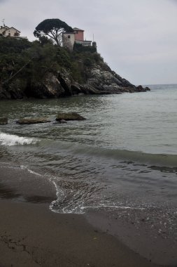 Bulutlu bir günde, deniz kenarında bir kumsalda