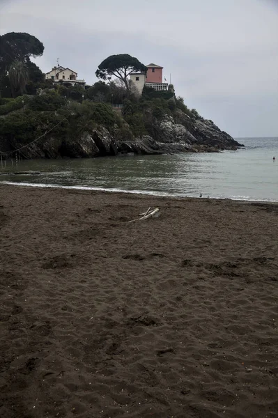 Bulutlu bir günde, deniz kenarında bir kumsalda