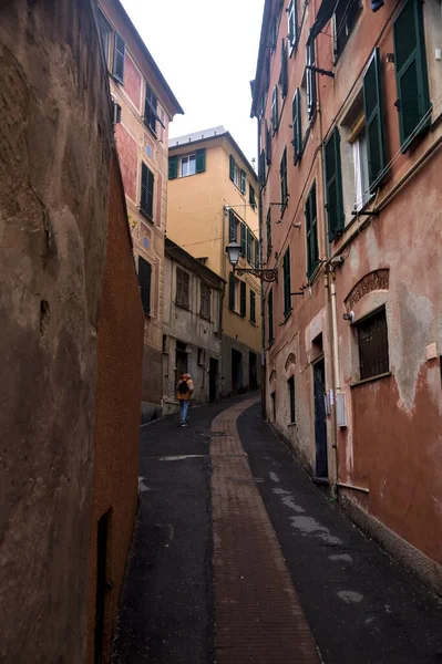 高楼环抱的狭窄的攀爬小巷 — 图库照片