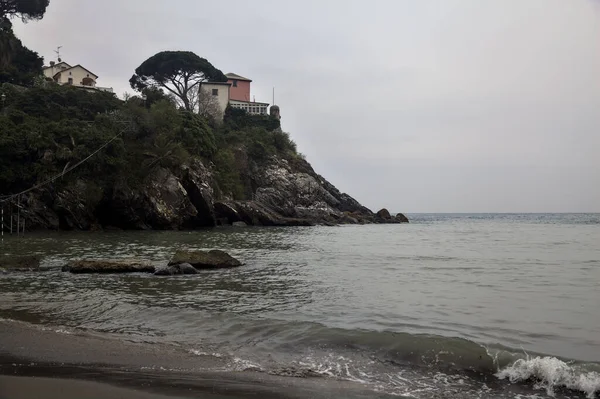 Bulutlu bir günde, deniz kenarında bir kumsalda