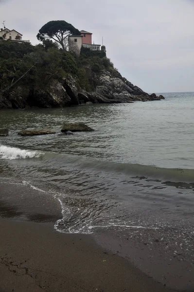 Bulutlu bir günde, deniz kenarında bir kumsalda