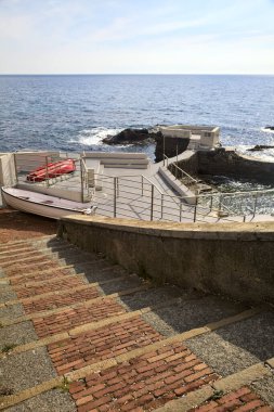 Güneşli bir günde deniz kenarında panoramik bir nokta