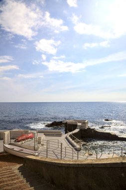 Güneşli bir günde deniz kenarında panoramik bir nokta